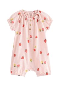 Rosa kortärmad jumpsuit med ett mönster av jordgubbar, tre träknappar vid halsen och elastiska benöppningar.