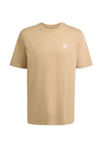 Beige katoenen T-shirt met korte mouwen, ronde hals en een wit Adidas-logo op de bovenste linkerborst. Eenvoudig, effen ontwerp zonder patronen.