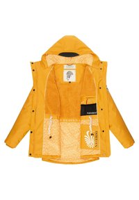 Gele waterdichte jas met een zachte oranje voering, trekkoorden en meerdere binnenzakken met verschillende patronen en merkdetails.