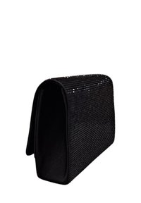 Borsa a pochette rettangolare nera con superficie texturizzata, caratterizzata da strisce orizzontali nere e dettagli scintillanti sottili. Chiusura magnetica sulla parte superiore.
