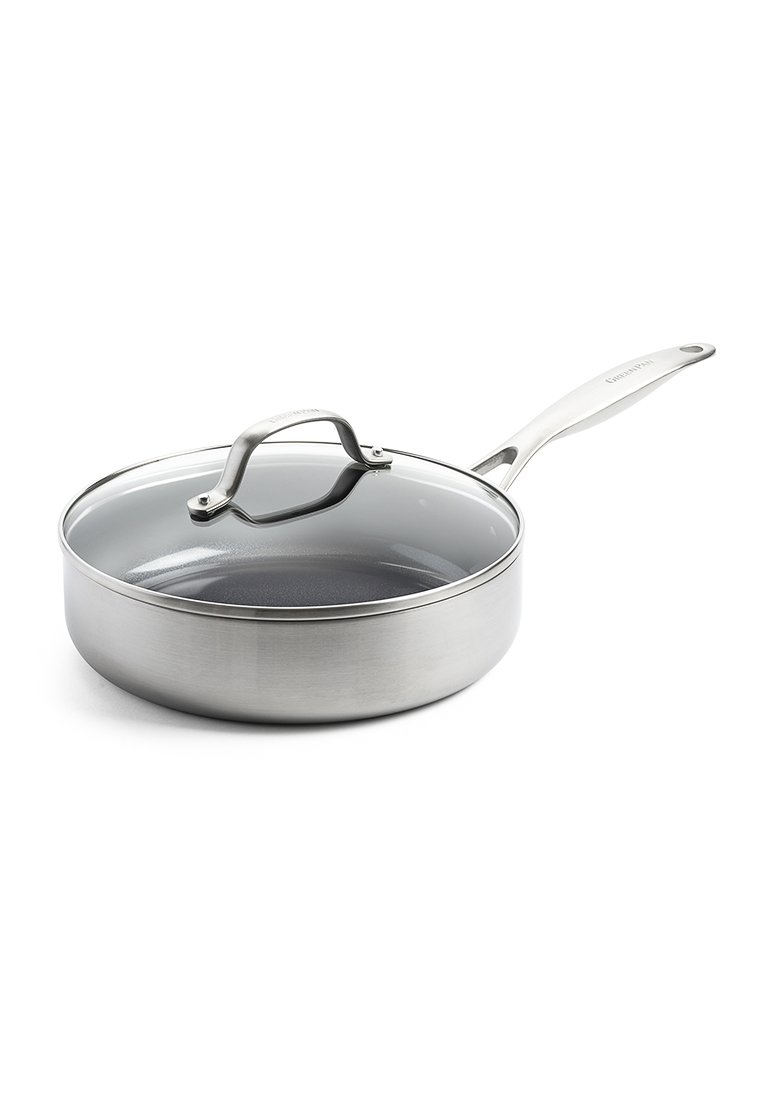 RVS sautépan met een glazen deksel, een gepolijste afwerking, lange handgreep en een ronde vorm. De binnenkant heeft een antiaanbaklaag.