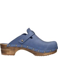 Zoccoli di legno blu con una parte superiore liscia e un cinturino, accentuati da borchie metalliche lungo la suola e una base in gomma texture per una migliore aderenza.