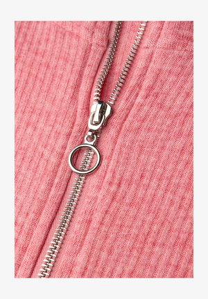 Różowa prążkowana tkanina z srebrnym metalowym zamkiem błyskawicznym. Zamek posiada okrągły uchwyt oraz misternie wykonane zęby.