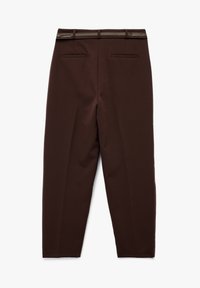 Brune skræddersyede bukser med bæltesløjfer, baglommer og en glat tekstur. Har en slim fit-design og ingen synlige lukninger.
