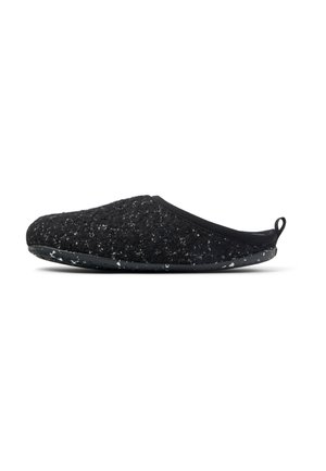 Pantofole nere in feltro con superficie testurizzata, punta arrotondata e suola in gomma nera con un motivo maculato. Design minimalista senza decorazioni.
