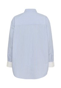 Chemise à rayures bleu clair avec un col montant, des manches longues et des poignets blancs ; présente des rayures verticales et un ourlet arrondi à l'arrière.