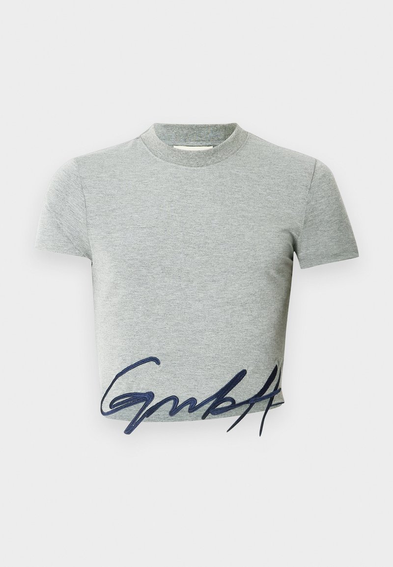 Grijze cropped t-shirt van katoen met een ronde hals. Voorzien van donkerblauwe cursieve tekst gedrukt op de voorkant. Korte mouwen.