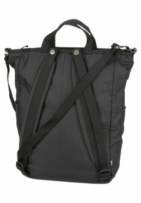 Sac à dos noir en nylon durable, avec deux poignées sur le dessus, des bretelles ajustables et un design structuré. Il dispose d'une poche sur le côté.