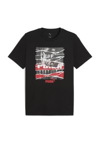 Sort bomulds t-shirt med et grafisk design med røde og hvide striber. Det centrale billede inkluderer et ansigtsoverlæg og "PUMA"-tekst i rødt.