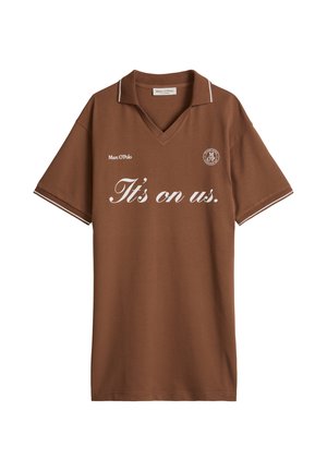 Καφέ κοντομάνικη πόλο μπλούζα με λευκή λεπτομέρεια και λευκό κείμενο «It's on us.» και λογότυπα Marc O'Polo στο στήθος.
