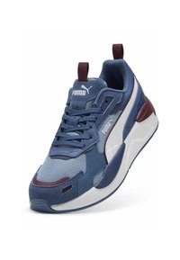 Blå sneakers i mesh och mocka, med en vit mellansula, burgundy detaljer och texturerade designelement. Inkluderar snören och logotyp.