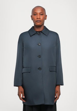 Donker marineblauwe trenchcoat met een platte kraag, vijf knopen en twee zijzakken, gemaakt van glad, lichtgewicht stof. Lange mouwen, ontspannen pasvorm.