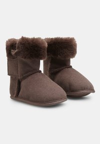 Bruna filtstövlar med en mjuk krage i faux päls, rund tå och platt sula. Inkluderar en sidostängning med kardborre för enkel påtagning.