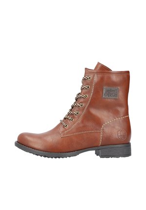 Braune Leder-Stiefelette mit Metallösen, Schnürverschluss, genähten Akzenten und einer strukturierten Oberfläche mit einem Logopatch an der Seite.