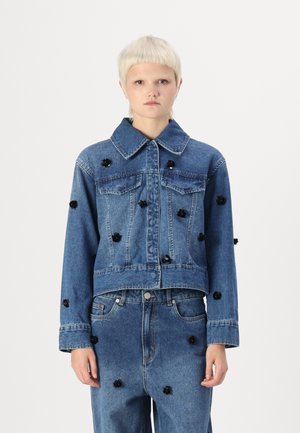 Giacca di jeans con accenti floreali in paillettes nere. Presenta un colletto, tasche frontali e un design cropped. Abbinata a pantaloni in denim coordinati.