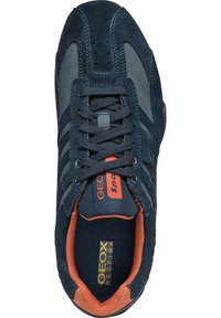 Ciemnoniebieskie sneakersy wykonane z zamszu i siateczki, z pomarańczowymi akcentami, sześcioma oczkami i wyściełanym językiem. Zauważalny logo na wkładce.