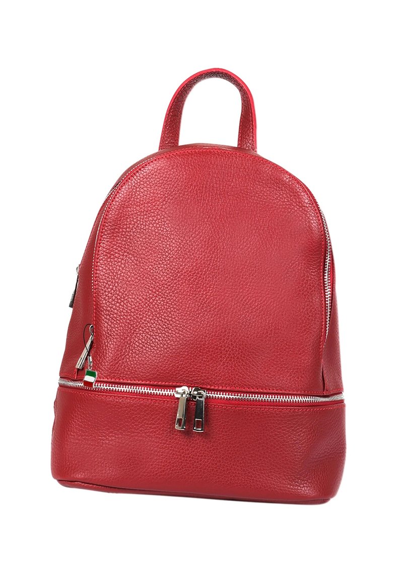 Roter Leder-Rucksack mit runder Form, strukturierter Oberfläche, Oberhandgriff und silbernen Reißverschluss-Akzenten. Verfügt über ein zusätzliches Reißverschlussfach unten.