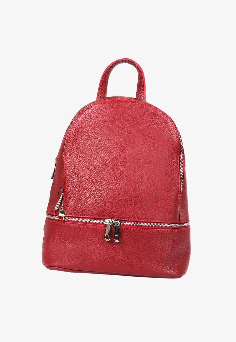 Roter Leder-Rucksack mit runder Form, strukturierter Oberfläche, Oberhandgriff und silbernen Reißverschluss-Akzenten. Verfügt über ein zusätzliches Reißverschlussfach unten.