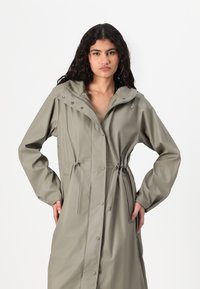 Selected Femme SLFRAYA RAINCOAT - Regnjakke - vetiver