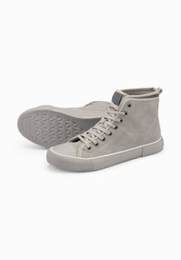 Grijze hoge sneakers van gladde suede met een gestructureerde rubberen zool, ronde neus en contrasterende stoffen accenten rond de enkel.