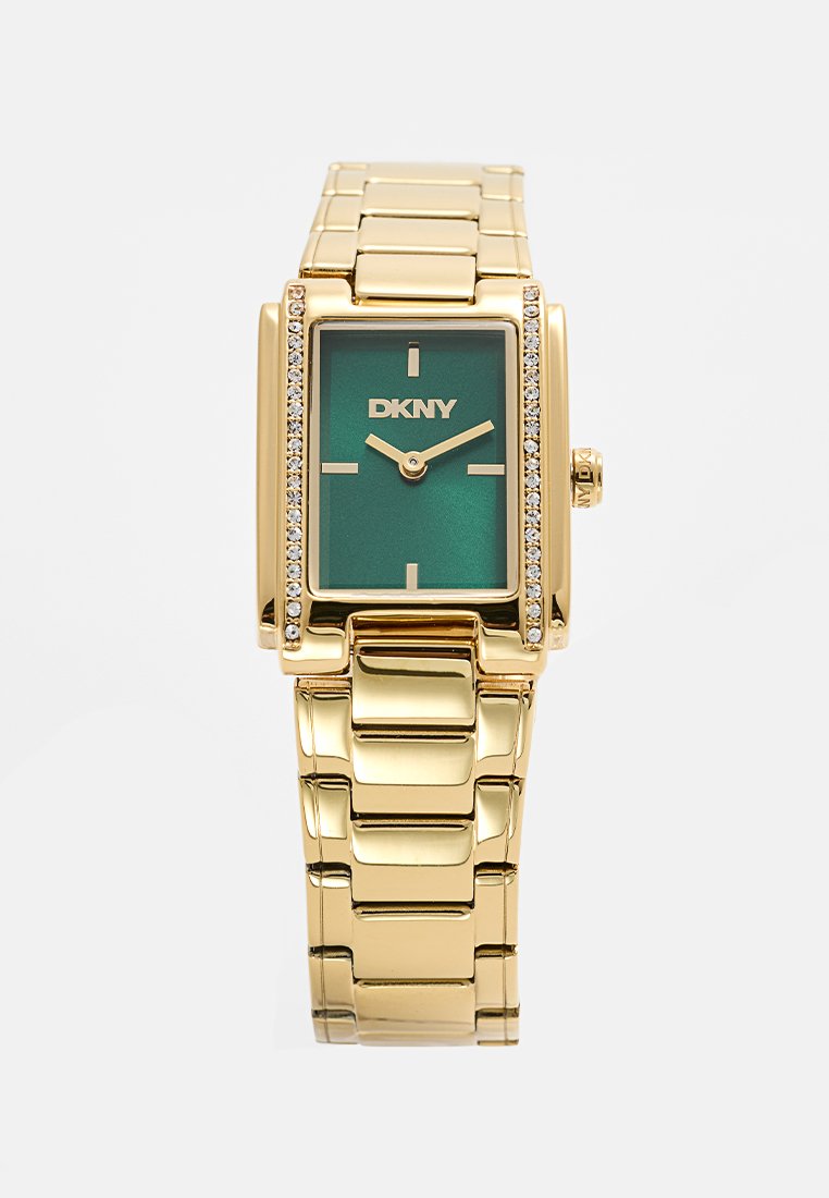 Goldfarbene DKNY-Uhr mit rechteckigem Gehäuse, grünem Zifferblatt, silbernen Akzentmarkierungen und Strassrand auf Mineralglas. Metallgliedarmband.