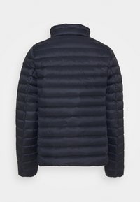 Mørkeblå quiltet jakke set bagfra med lange ærmer og en stående krave på en ensfarvet baggrund.