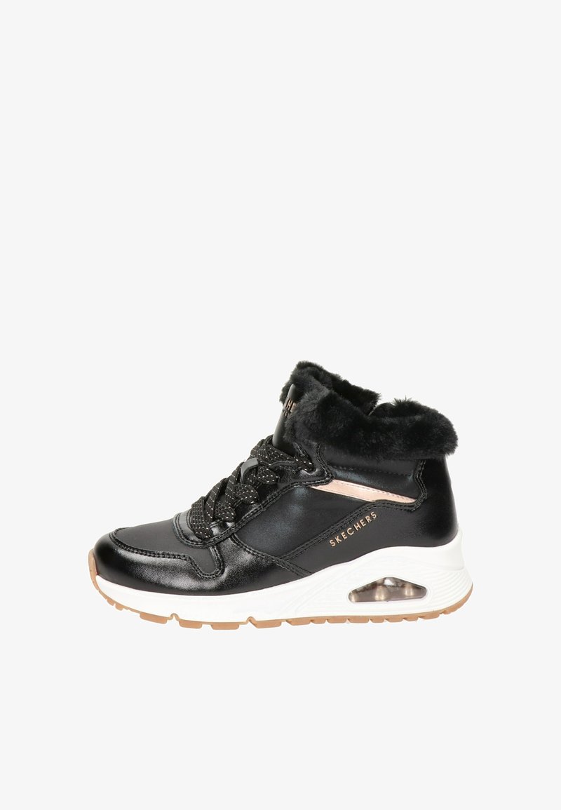 Zwarte high-top sneakers met een nepbontkraag, netaccenten en textuurveters. De witte tussenzool heeft zichtbare luchtkussens en een tan loopzool.