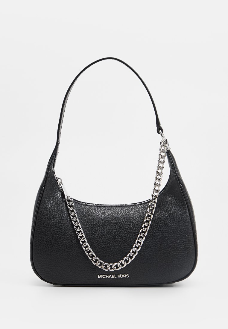 Borsa a mano nera in pelle con finitura testurizzata, caratterizzata da una forma curva, una maniglia corta e un dettaglio in catena argentata. Logo visibile sulla parte anteriore.