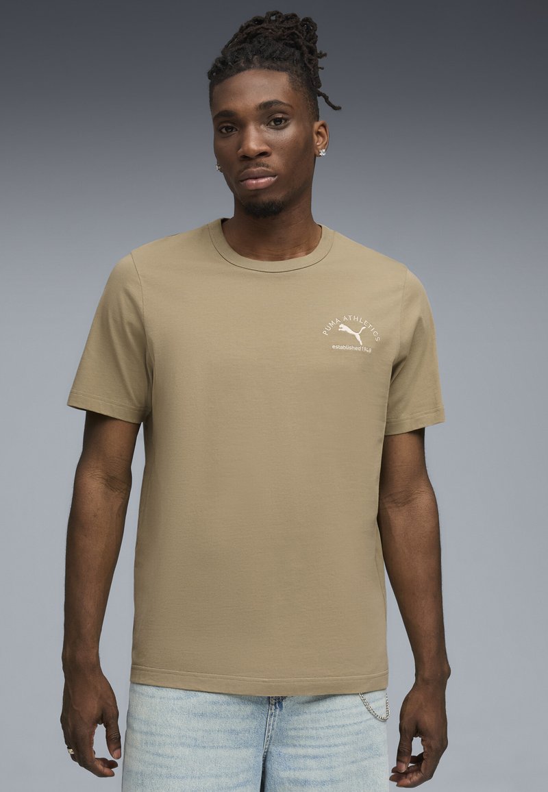 Puma CLASS GRAPHIC TEE - Triko s potiskem - ice coffee