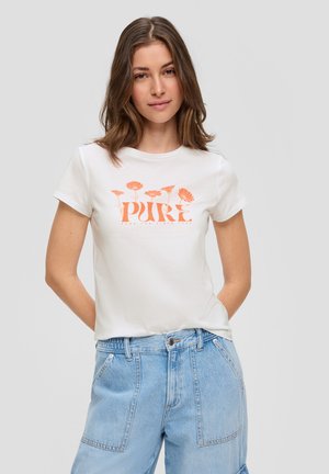 Biała bawełniana koszulka z pomarańczowym nadrukiem w kwiaty i wyraźnym napisem "PURE". Krótkie rękawy i okrągły dekolt. Połączona z jasnoniebieskimi dżinsami.