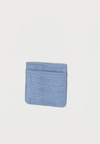 Modra imitacija usnja za držalo kartic z živalskim vzorcem krokodila, z dvema predalčkoma za kartice in čistim šivom ob robovih.