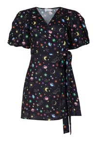 Vestido negro de manga corta tipo envolvente con un estampado colorido de temática espacial que incluye estrellas, lunas y planetas. Se ata en la cintura para un ajuste ajustable.
