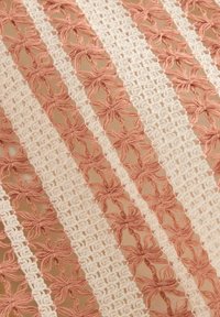 Broderet lace stof med vekslende stribede mønstre i ferskenfarvet og hvidt, med blomstermotiver og en delikat, tekstureret finish.