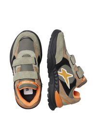 Sneaker verdi e marroni realizzati in suede e mesh, con cinturini in velcro, dettagli arancioni e suola in gomma nera. Logo a stella sul lato.