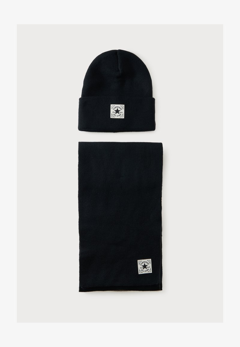 Bonnet en maille noir et ensemble d’écharpe assorti avec des patchs blancs du logo Converse All Star sur chaque pièce.