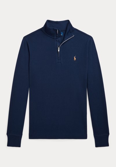 Granatowy długi rękaw sweter z półzamkiem, z prążkowanymi mankietami i małym haftowanym logo na lewej piersi.