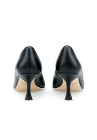 Scarpe nere in pelle con tacco alto, punta affusolata e tacco sottile a stiletto, caratterizzate da una superficie liscia e un design minimalista.
