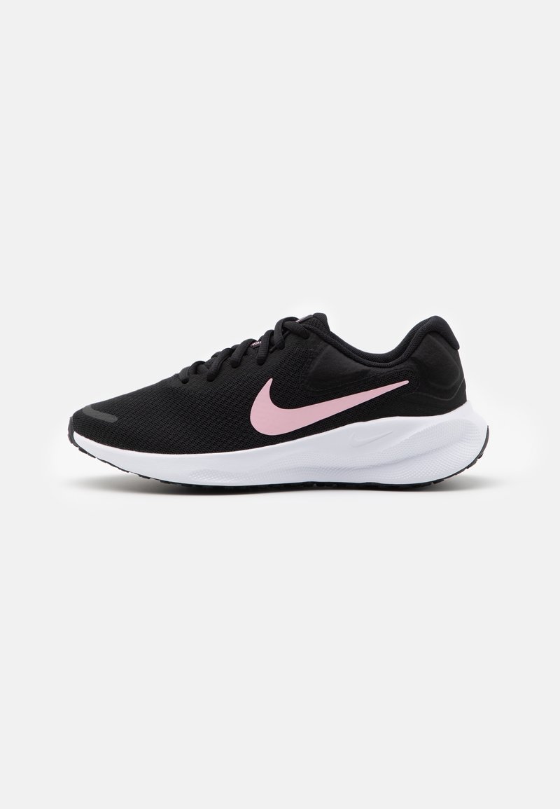 Baskets de sport noires avec logo Nike rose, lacets noirs et semelle blanche épaisse, vues de côté extérieur sur fond blanc.