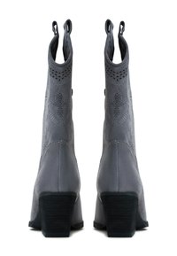 Botine gri până la gleznă din suede, cu un design texturat, vârf ascuțit și toc gros, de culoare neagră. Include bucle pentru a facilita îmbrăcarea.