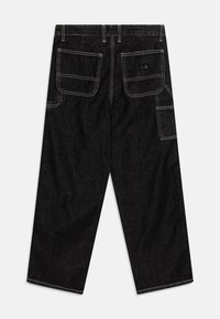 Jeans de mezclilla negra con un corte relajado, dos bolsillos traseros con costuras blancas y un bolsillo lateral. Textura suave, diseño de pierna recta.