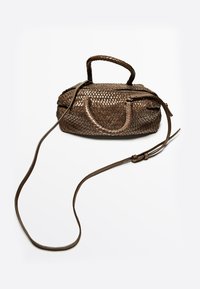 Borsa in pelle intrecciata marrone con due manici corti e una tracolla removibile. Presenta una chiusura con zip e una piccola tasca laterale.