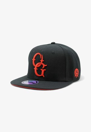 Musta snapback-lippis, jossa etupuolella rohkea punainen kirjailtu "OG"-logo, sivulla pyöreä punainen merkki ja kontrastina oleva punainen lippaluu.