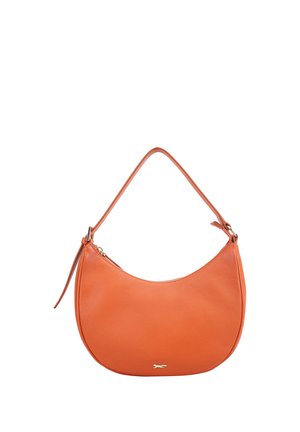 Petit sac à main en cuir orange en forme de croissant avec une seule bandoulière et une fermeture éclair en métal sur le dessus.