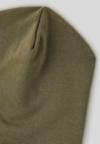 Berretto in maglia verde oliva con punta a forma conica, realizzato in un tessuto morbido ed elastico. Texture liscia con cuciture minime e un design semplice.