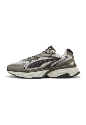 Grå og hvid atletiksneaker med sort bølgedesign, mesh-stof, tyk hvid sål og snørelukning vist fra siden.