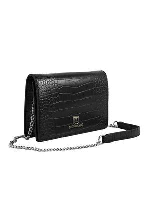 Pochette en cuir noir à texture crocodile avec bandoulière chaîne argentée et plaque logo métallique sur le devant, vue en angle sur fond blanc.