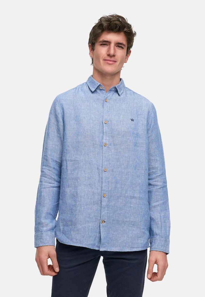 Lyseblå langermet skjorte laget av en blanding av lin, med knappelukking foran, krage, og diskret logo-broderi på brystet.