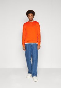Lyle & Scott CREW NECK - Melegítőfelső - tangerine tango