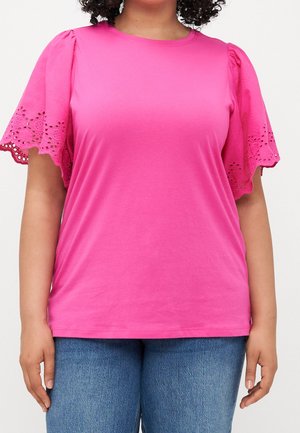 Różowa koszulka z krótkimi, bufiastymi rękawami, ozdobiona szczegółami z dziurkami na brzegach. Gładki materiał bawełniany, okrągły dekolt, luźny krój.