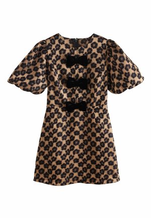 Šaty s leopardím vzorem v béžové a černé barvě, krátké nabírané rukávy, tři černé mašličky vpředu a zapínání na zip na zadní straně.